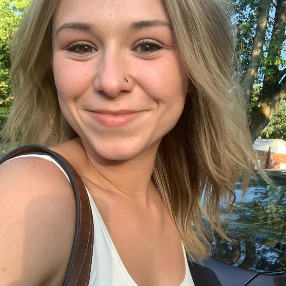 Meet your posher, Taylor - Picture 2 of 6